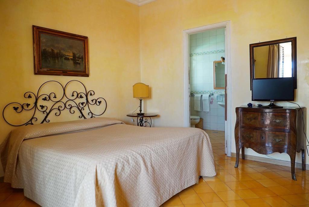 Bed And Breakfast Riviera Di Chiaia Turrisi Napoli Cameră foto
