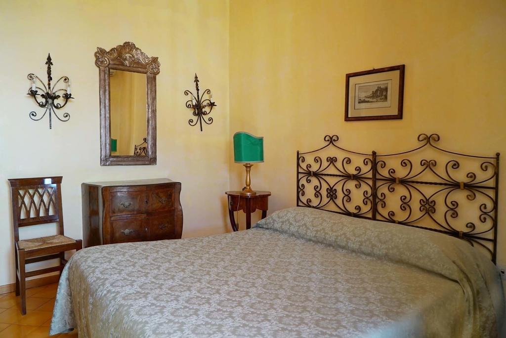 Bed And Breakfast Riviera Di Chiaia Turrisi Napoli Cameră foto